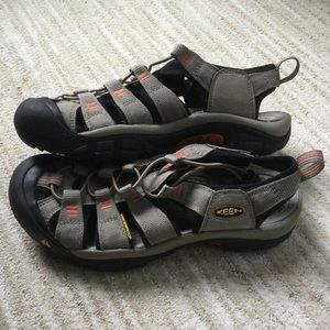 KEEN Men's Newport H2 Closed Toe Water Sandals Khaki Size 8 | 40.5